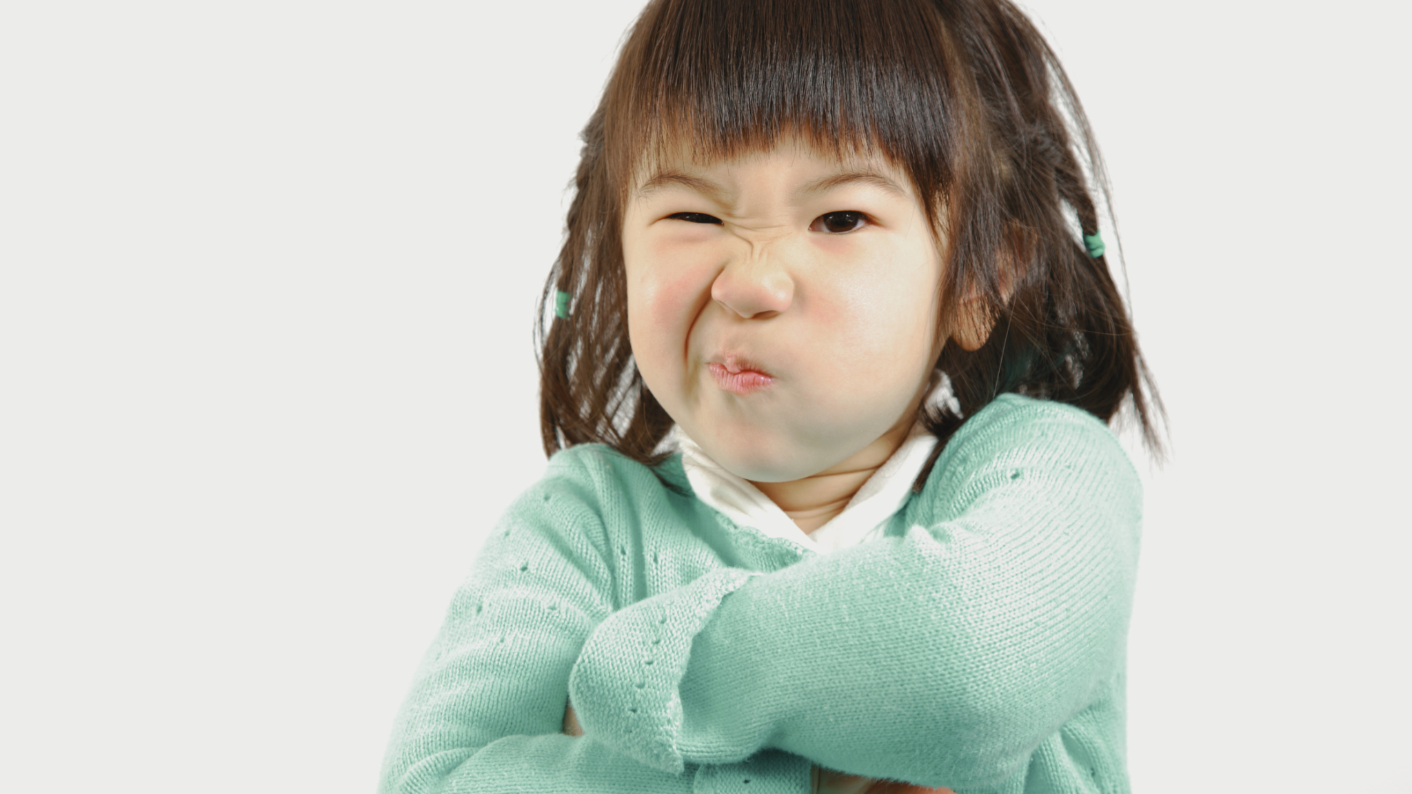 Ребенок. Девочка с конфетами. Недовольный ребенок. Напуганные девушки японии. Девочка за столом.