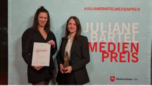 Mag.a Janina Böck-Koroschitz vom Institut für jüdische Geschichte Österreichs und ihre Kollegin Elisabeth Weilenmann gewannen für ihr Feature über Femizide den Juliane Bartel Medienpreis.